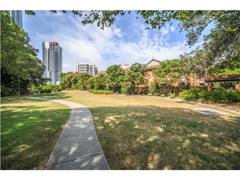 1/53 Bauer Street, Southport QLD 4215