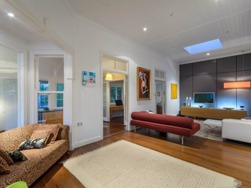 18 Lenneberg Street, Southport QLD 4215