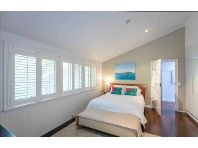 18 Lenneberg Street, Southport QLD 4215
