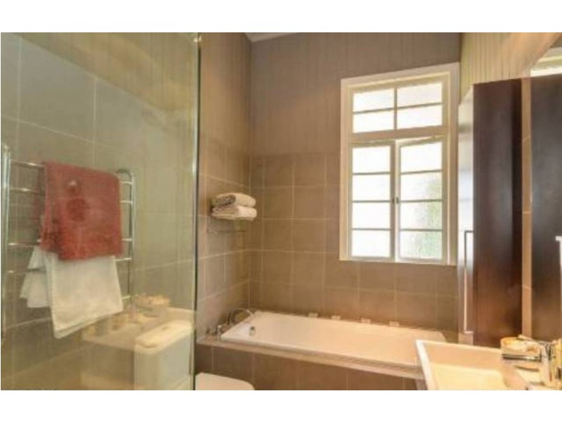 18 Lenneberg Street, Southport QLD 4215