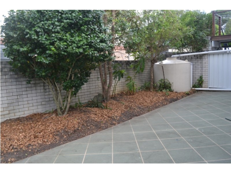 113 Kindra Avenue, Southport QLD 4215