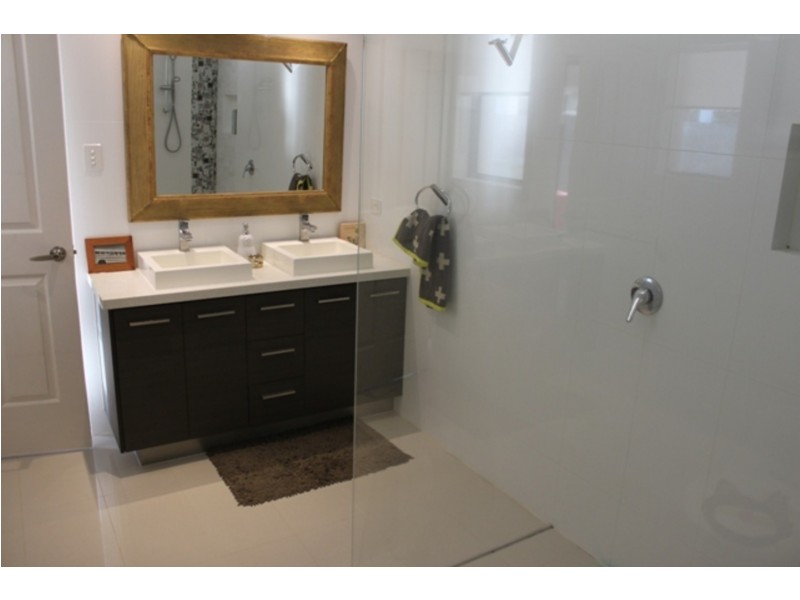 25 Killowill Avenue, Paradise Point QLD 4216