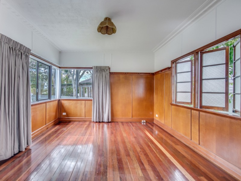 16 Deakin Avenue, Southport QLD 4215