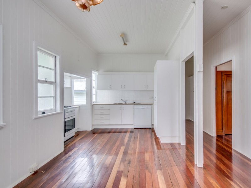 16 Deakin Avenue, Southport QLD 4215