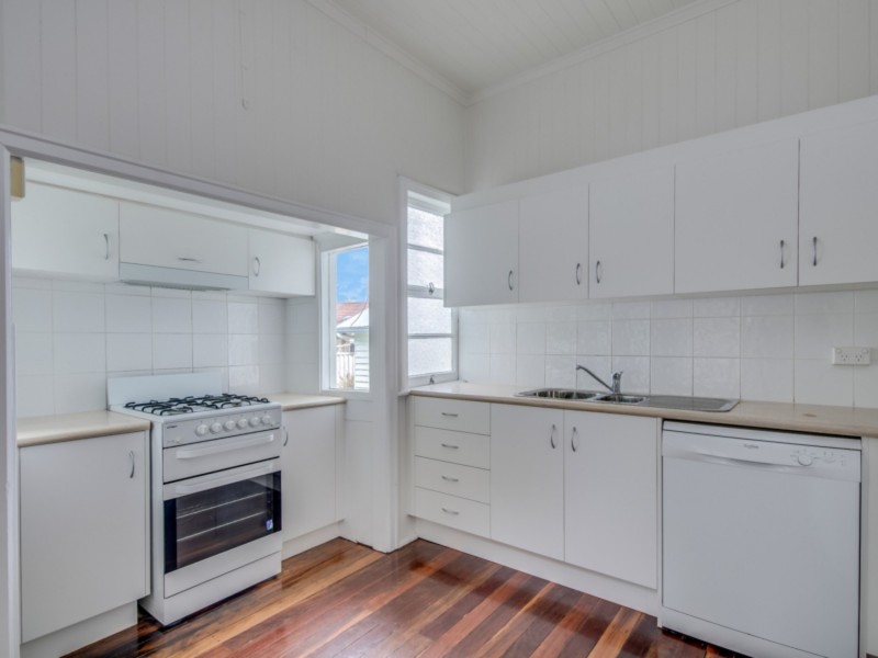 16 Deakin Avenue, Southport QLD 4215