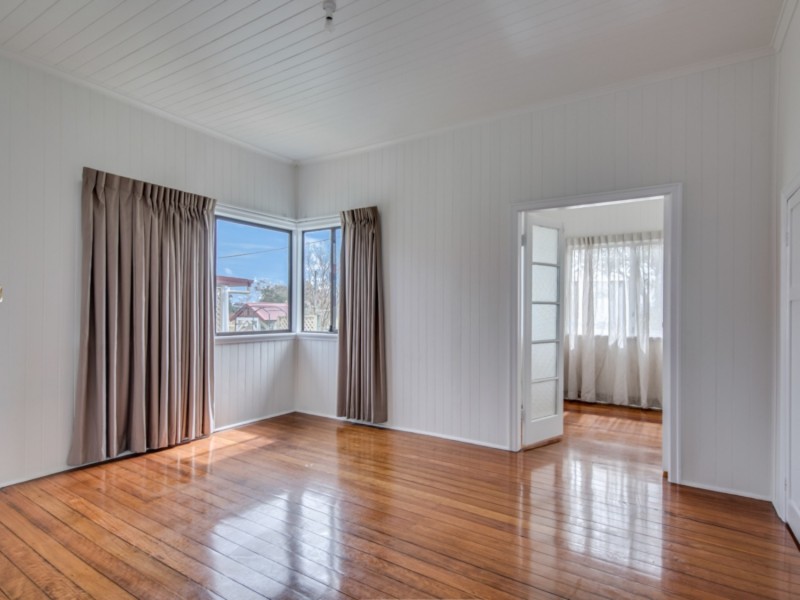 16 Deakin Avenue, Southport QLD 4215