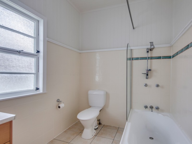 16 Deakin Avenue, Southport QLD 4215