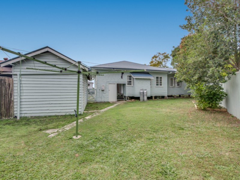 16 Deakin Avenue, Southport QLD 4215