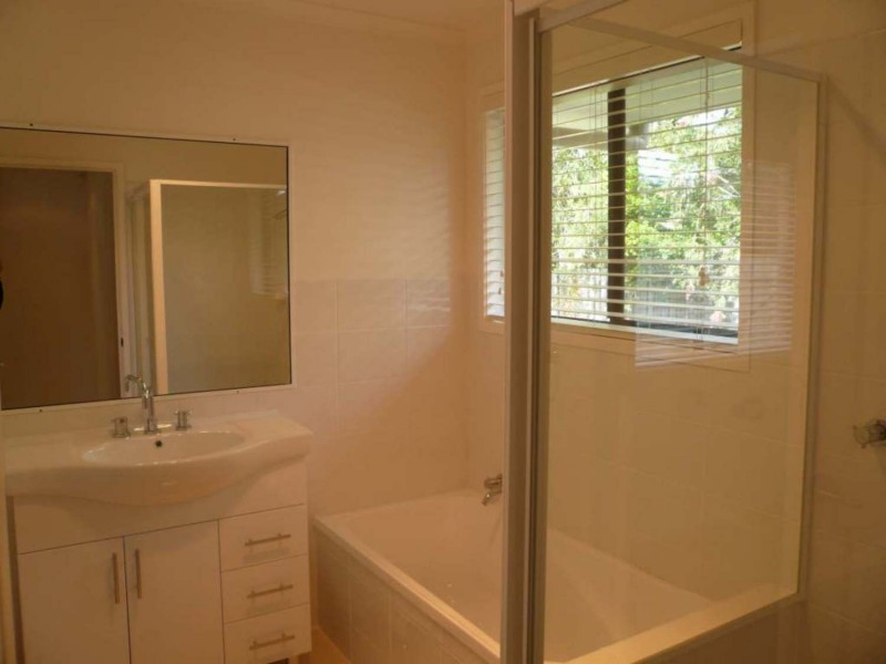 1/2 Burwood Court, Labrador QLD 4215