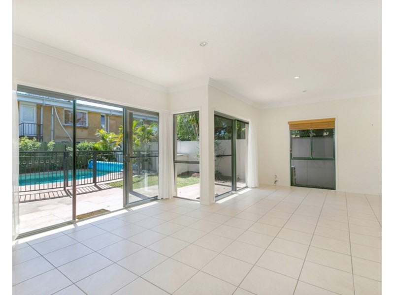 5 Yacht Street, Southport QLD 4215