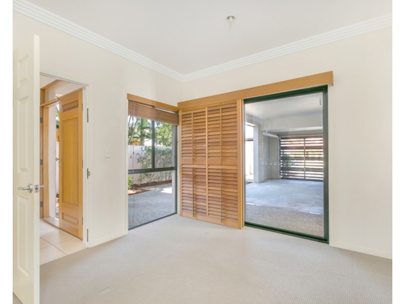 5 Yacht Street, Southport QLD 4215