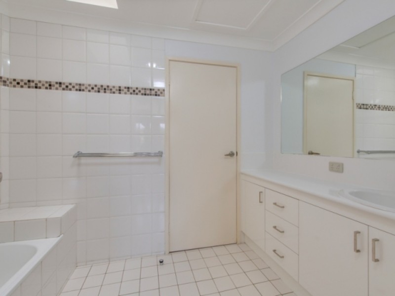 3/111 Little Usher Avenue, Labrador QLD 4215