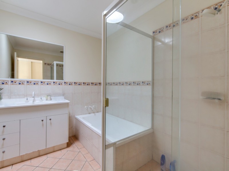 2/5 Tanias Place, Labrador QLD 4215