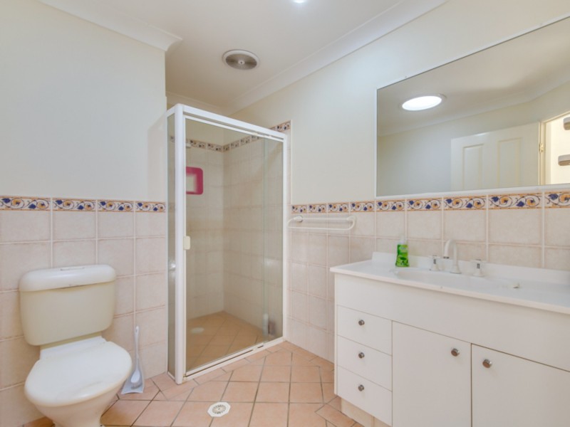 2/5 Tanias Place, Labrador QLD 4215