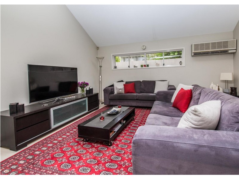 6 Wildash Street, Southport QLD 4215