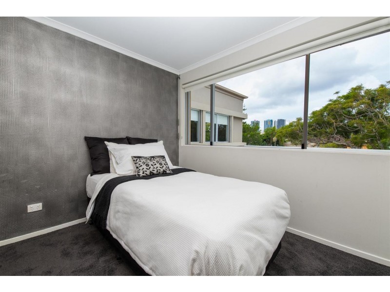 6 Wildash Street, Southport QLD 4215