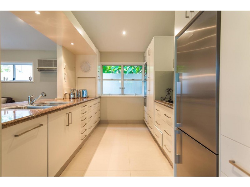 6 Wildash Street, Southport QLD 4215