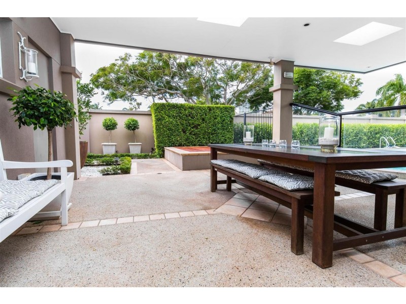 6 Wildash Street, Southport QLD 4215