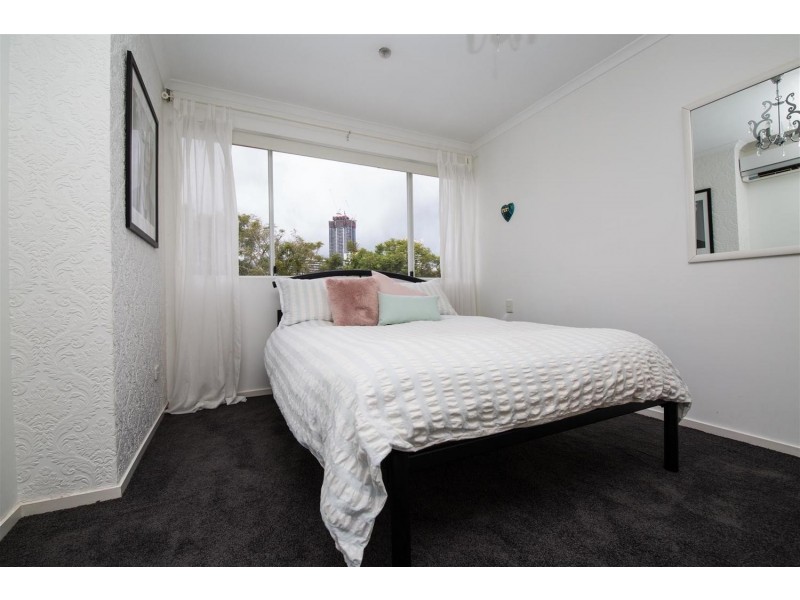 6 Wildash Street, Southport QLD 4215