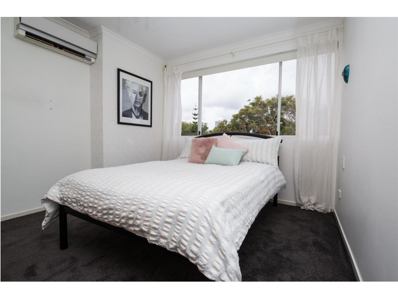 6 Wildash Street, Southport QLD 4215