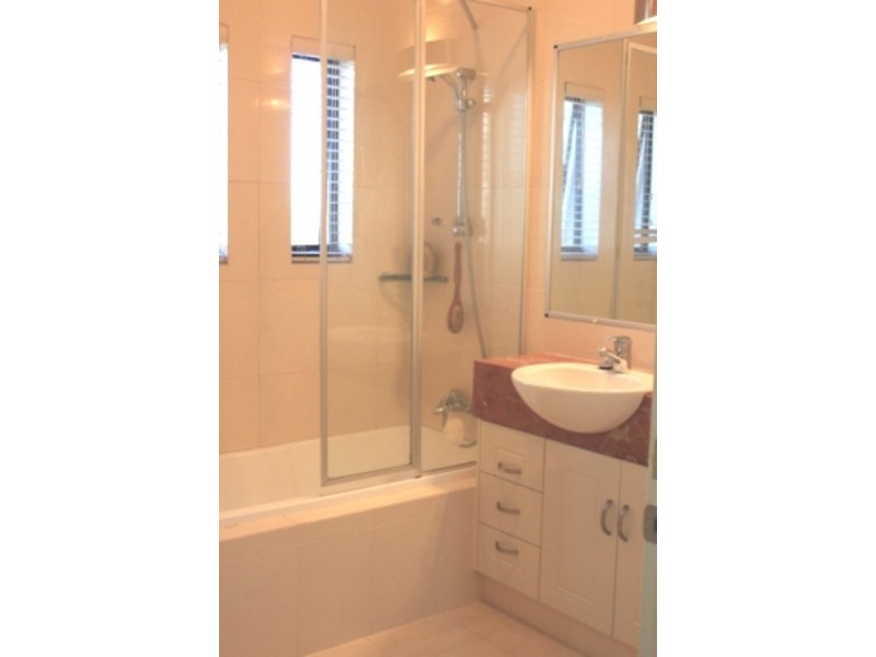 22 King James Court, Sovereign Islands QLD 4216