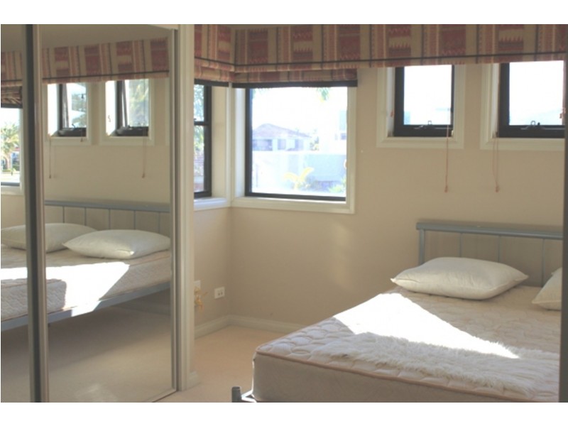 22 King James Court, Sovereign Islands QLD 4216