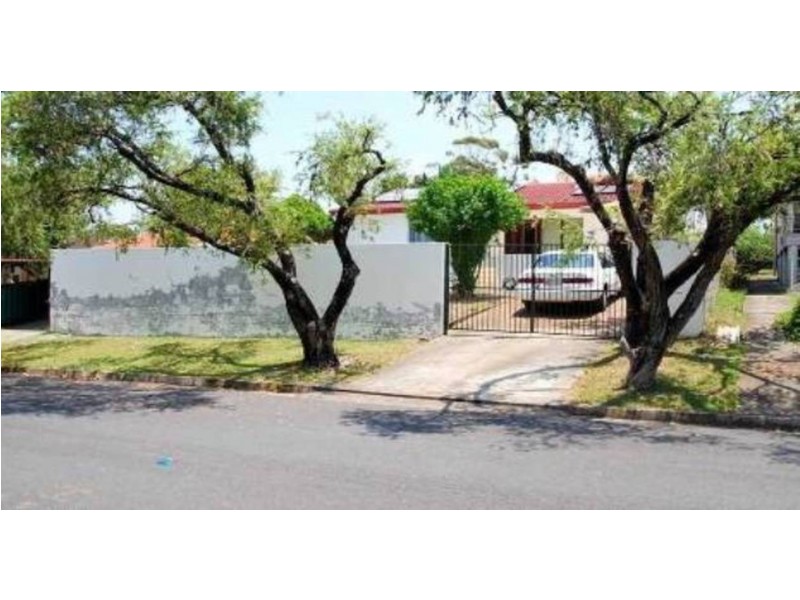 8 Cooleroo Avenue, Southport QLD 4215