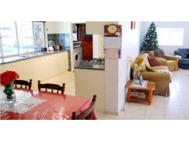 8 Cooleroo Avenue, Southport QLD 4215