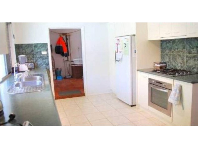 8 Cooleroo Avenue, Southport QLD 4215