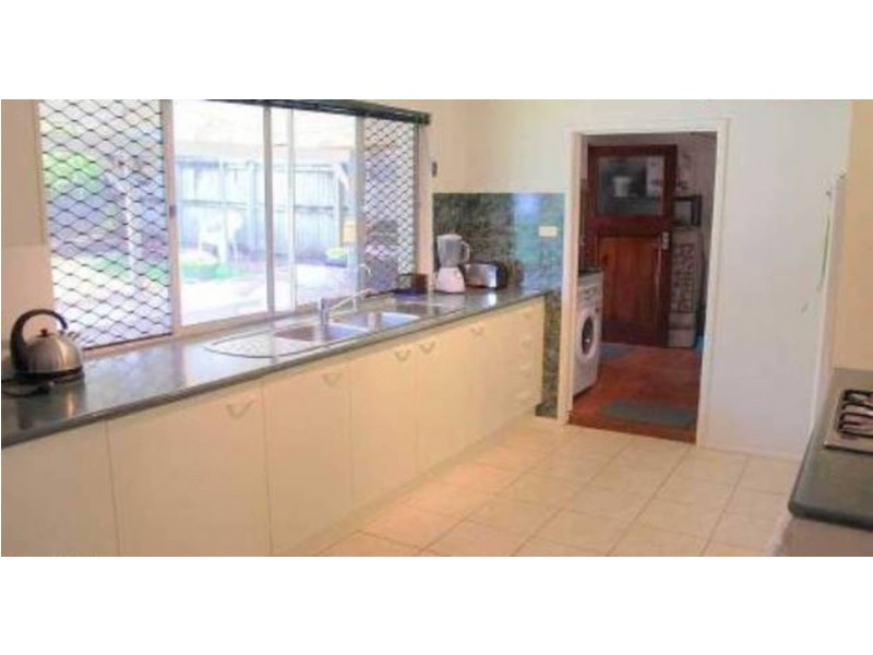 8 Cooleroo Avenue, Southport QLD 4215