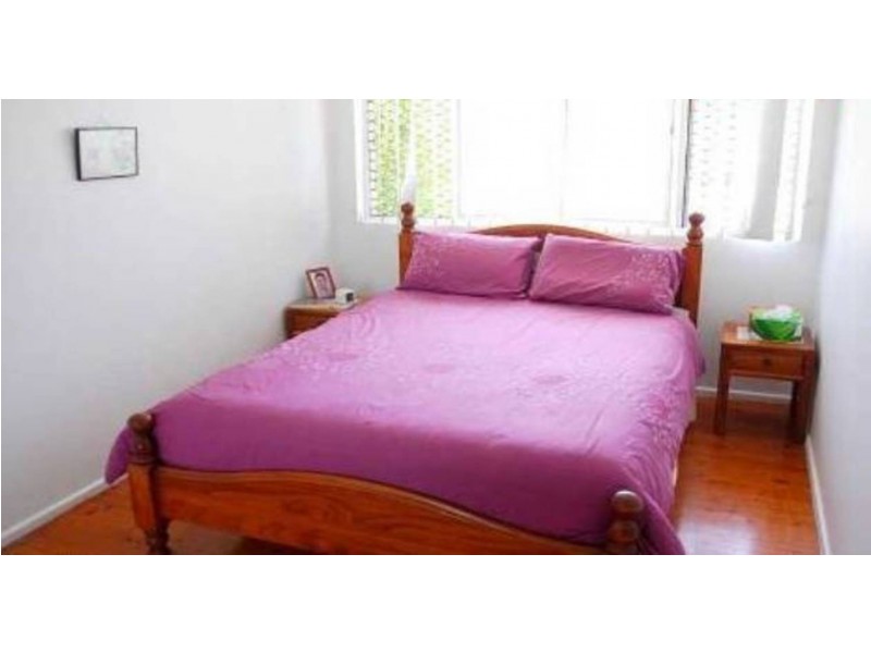 8 Cooleroo Avenue, Southport QLD 4215