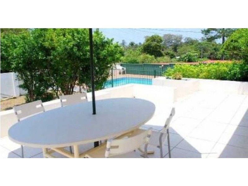 8 Cooleroo Avenue, Southport QLD 4215