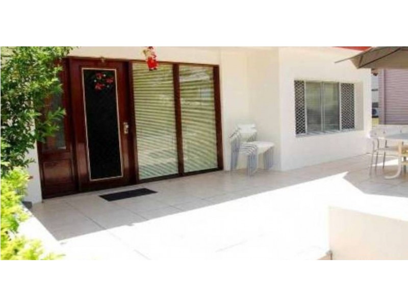 8 Cooleroo Avenue, Southport QLD 4215