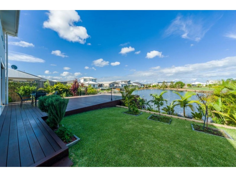 17 Azure Way, Hope Island QLD 4212