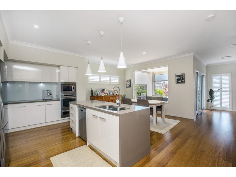 17 Azure Way, Hope Island QLD 4212