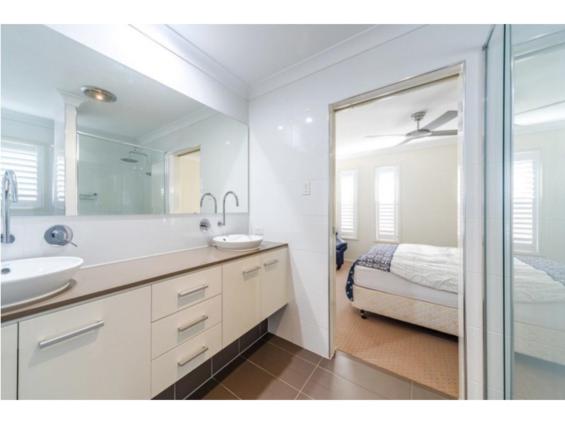 17 Azure Way, Hope Island QLD 4212