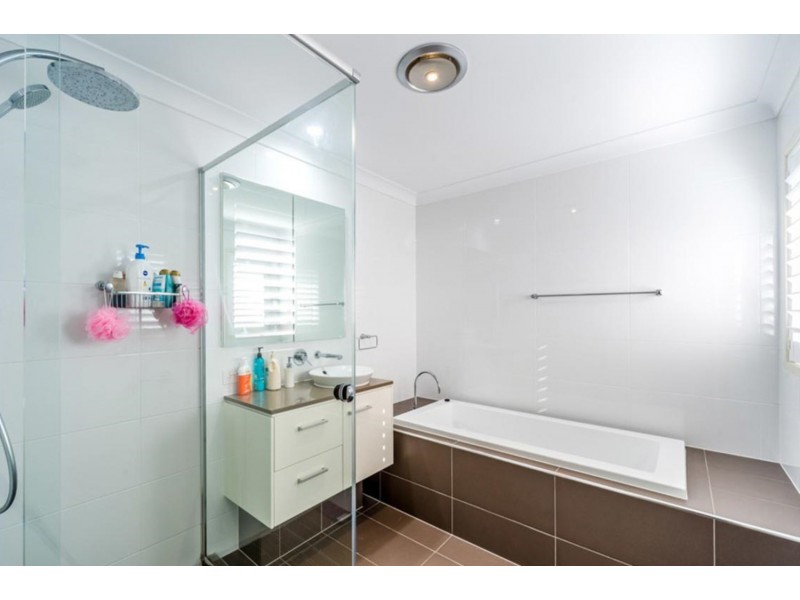17 Azure Way, Hope Island QLD 4212