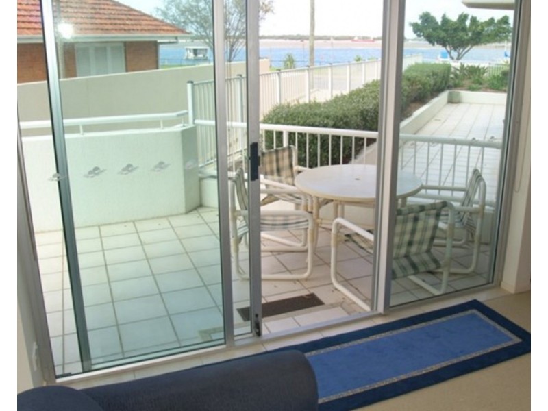 1/242 Marine Parade, Labrador QLD 4215