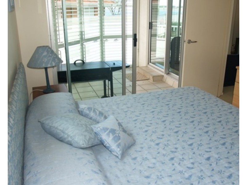 1/242 Marine Parade, Labrador QLD 4215