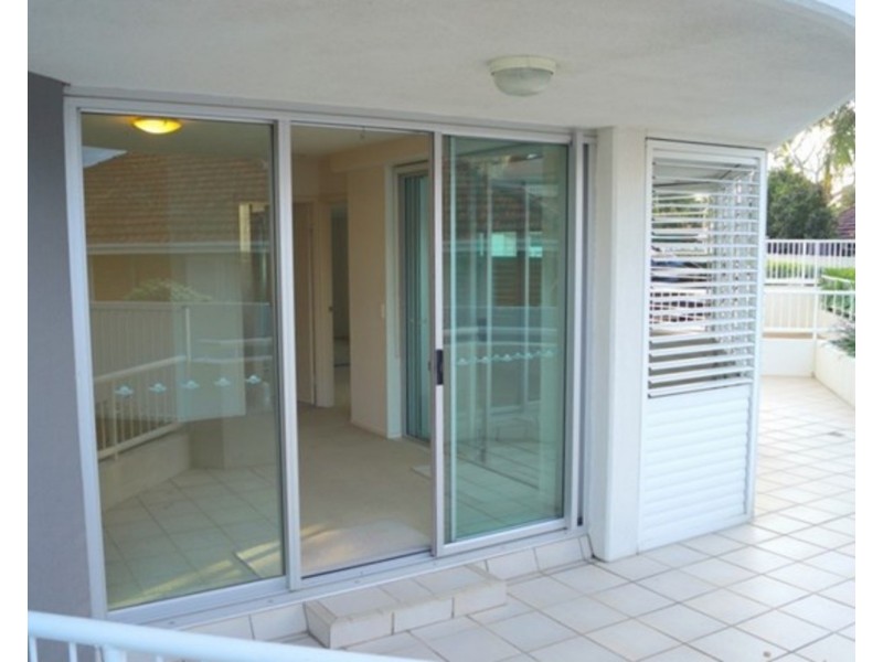 1/242 Marine Parade, Labrador QLD 4215