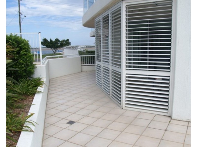 1/242 Marine Parade, Labrador QLD 4215