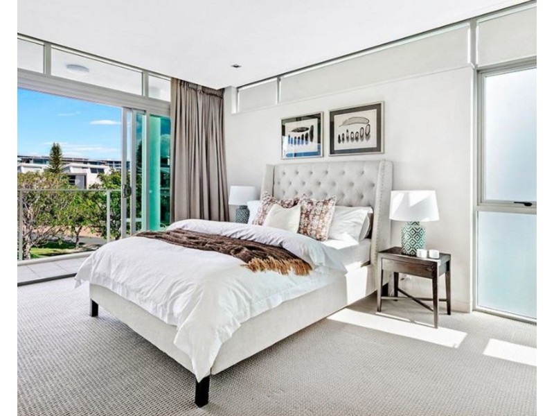 18a Ephraim Island Parade, Paradise Point QLD 4216