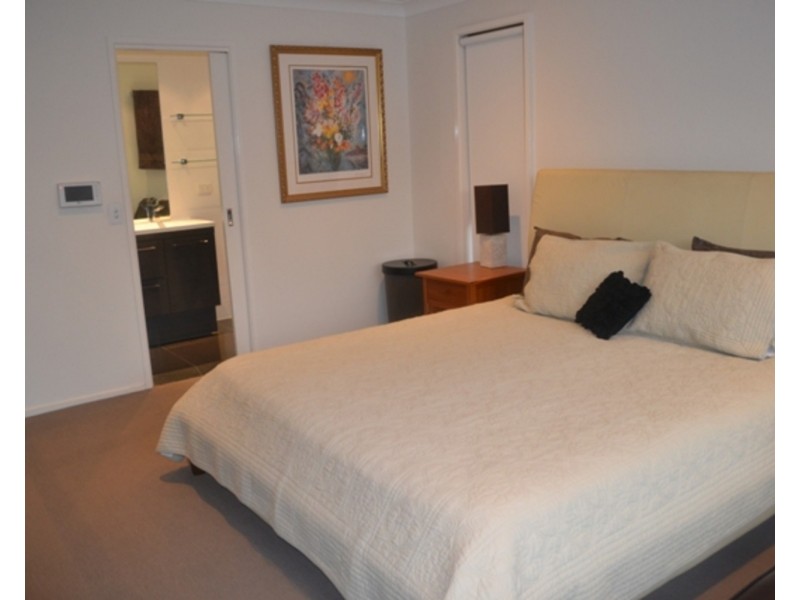 12 Buena Vista Court, Broadbeach Waters QLD 4218