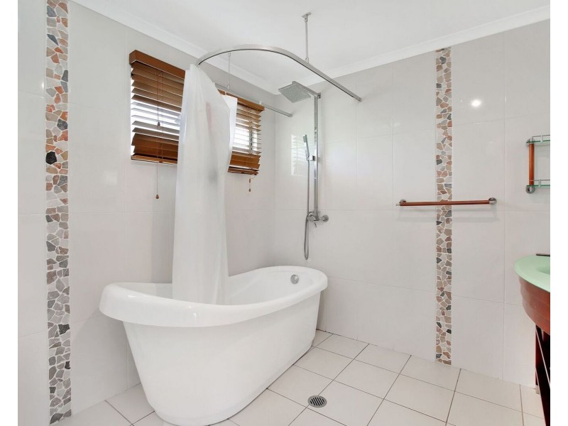 2 Warrawee Avenue, Ashmore QLD 4214