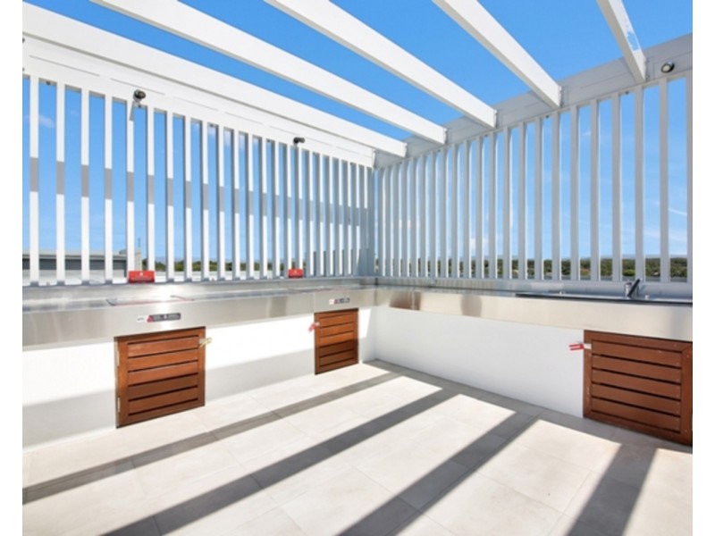 2/101 Pohlman Street, Southport QLD 4215