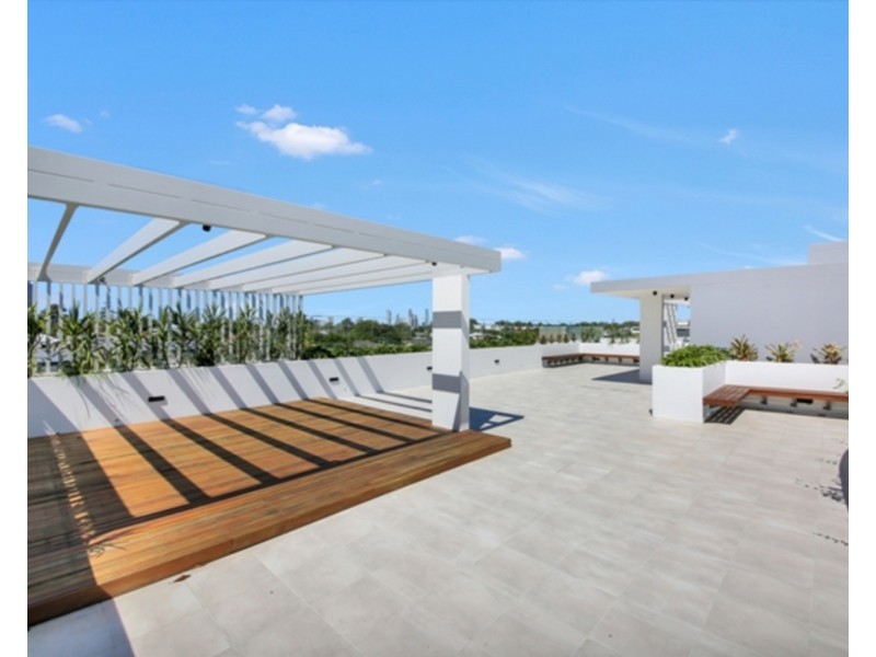 2/101 Pohlman Street, Southport QLD 4215