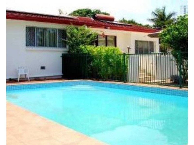 8 Cooleroo Avenue, Southport QLD 4215