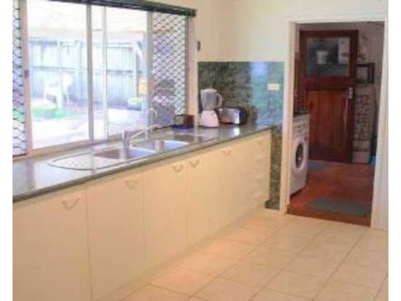 8 Cooleroo Avenue, Southport QLD 4215