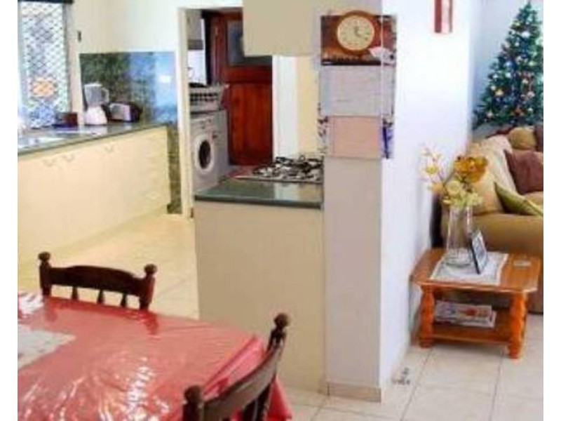 8 Cooleroo Avenue, Southport QLD 4215