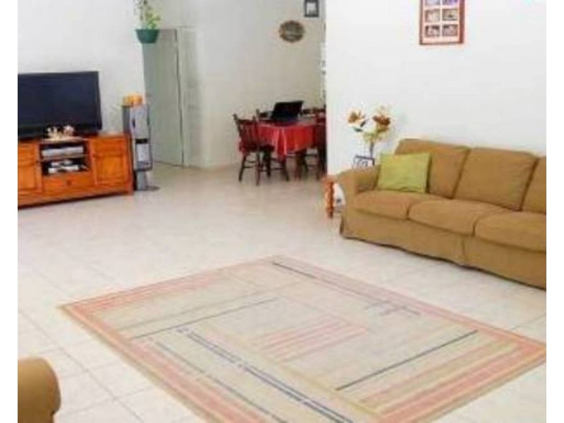 8 Cooleroo Avenue, Southport QLD 4215